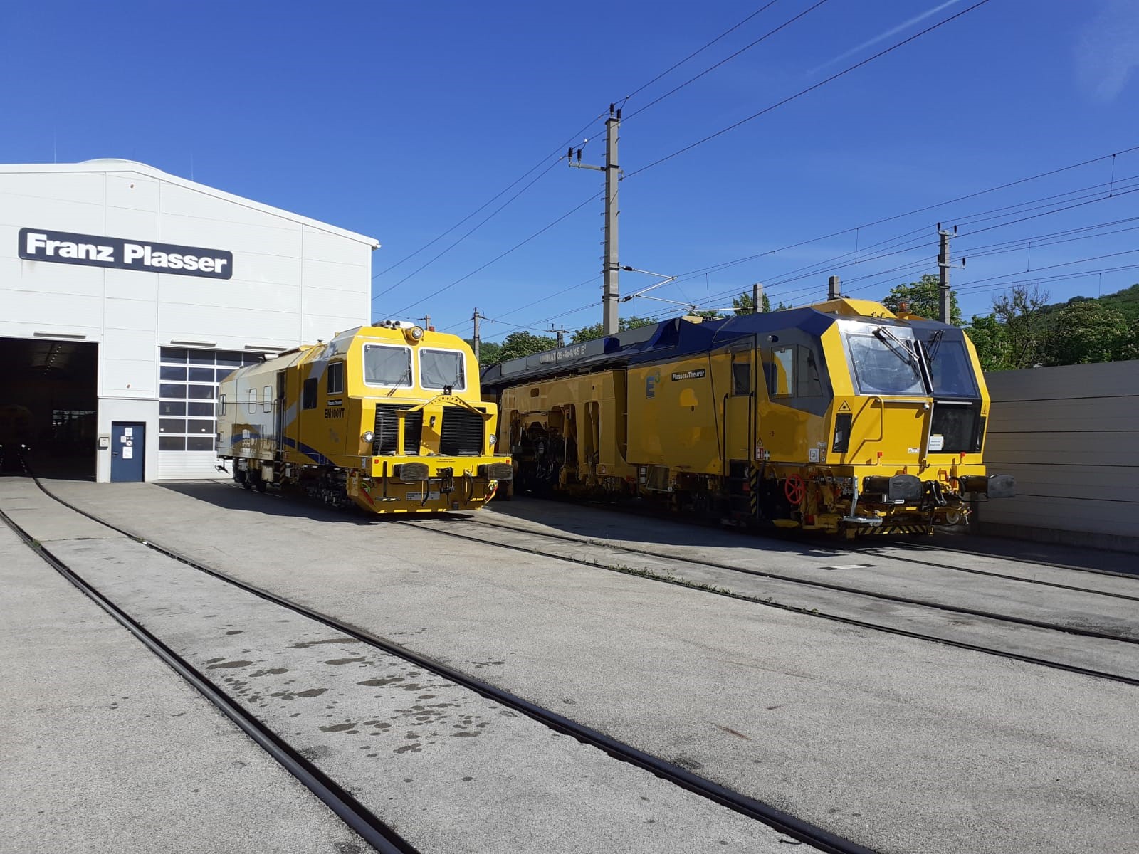 Wireless connection between two track machines